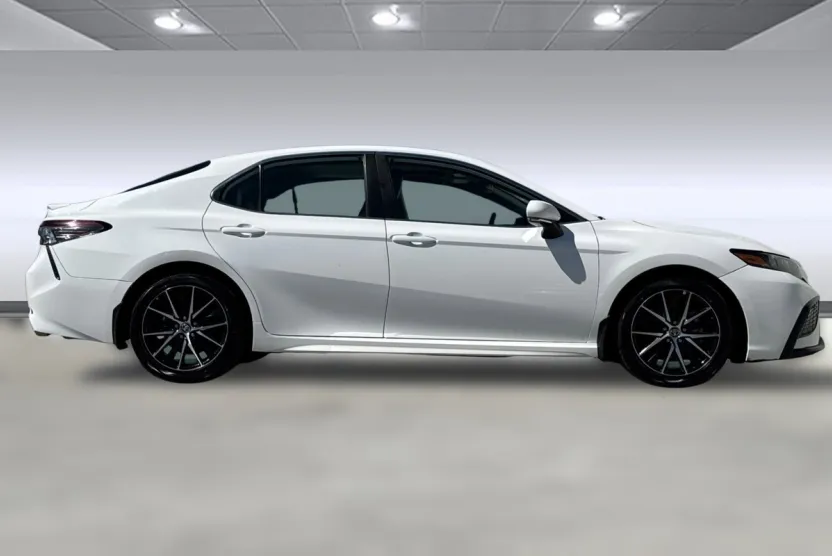 2023 Toyota Camry SE photo 1