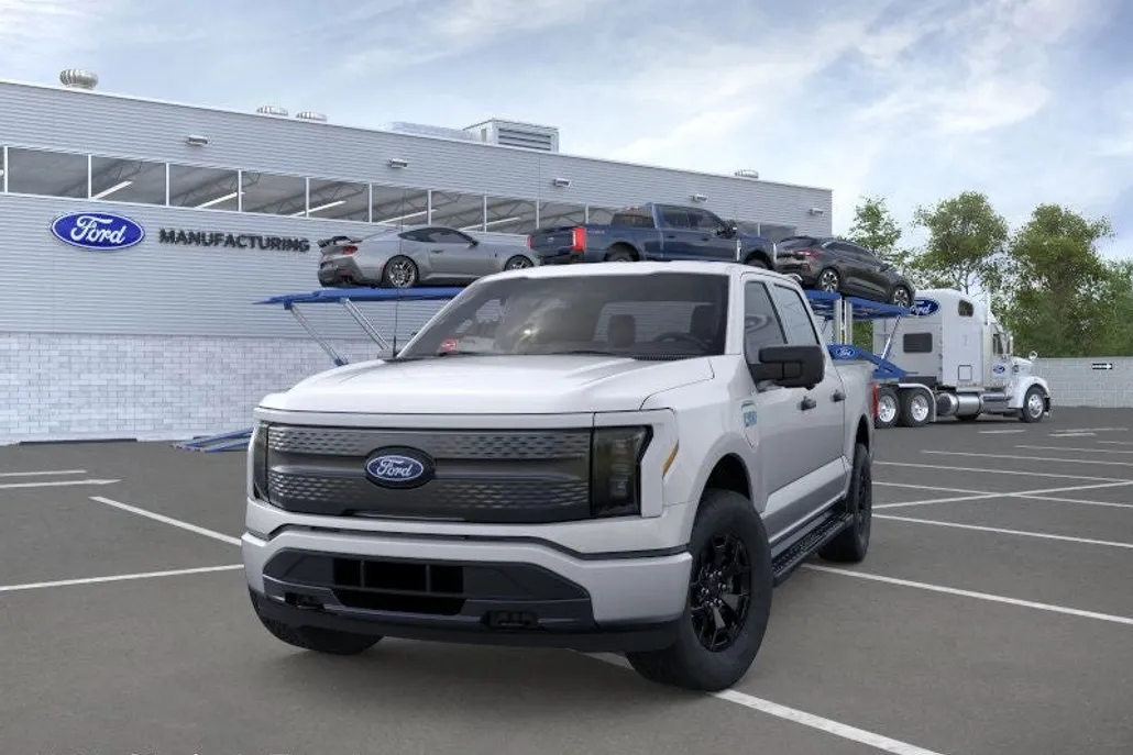 2025 Ford F-150 Lightning XLT photo 1