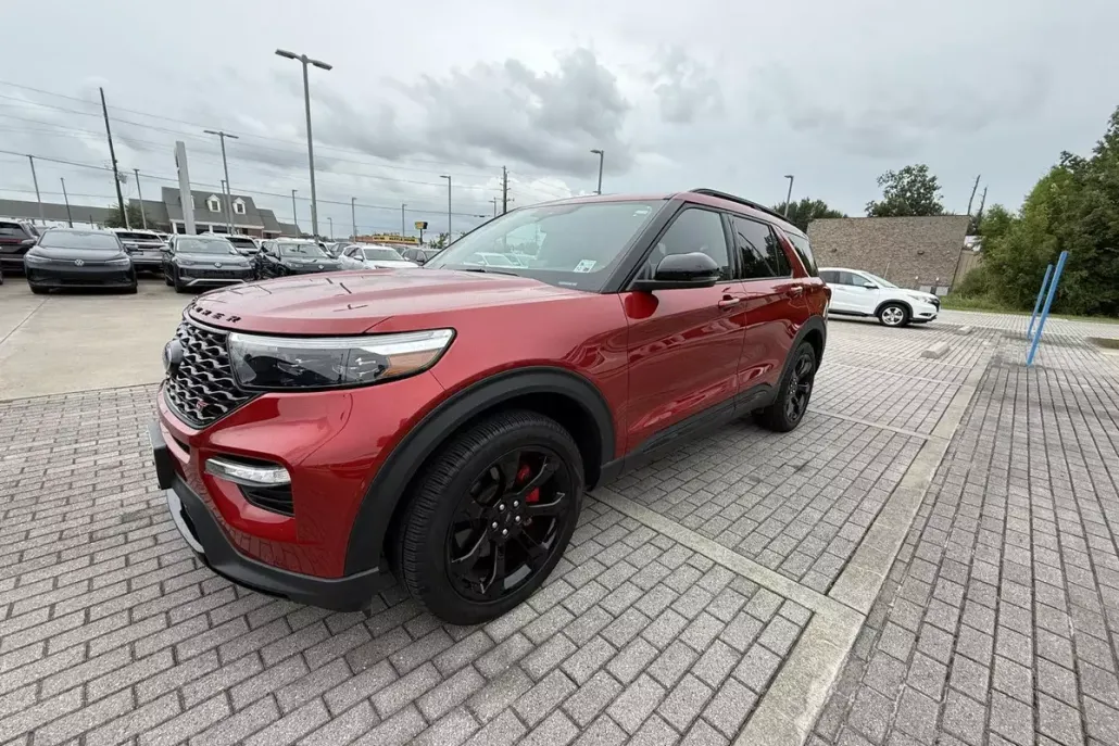2023 Ford Explorer ST photo 1