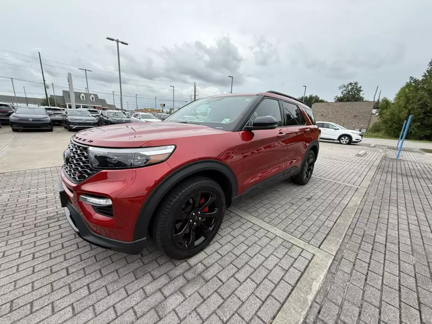 2023 Ford Explorer ST photo 1