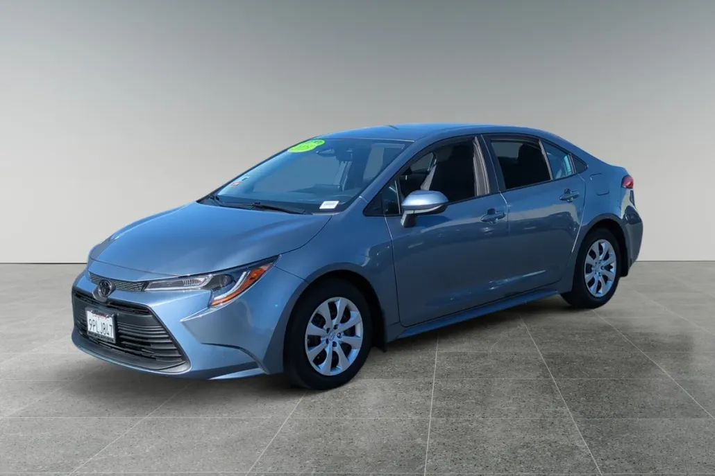 2025 Toyota Corolla LE photo 1