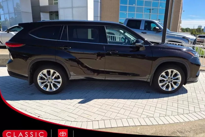 2022 Toyota Highlander Limited photo 1