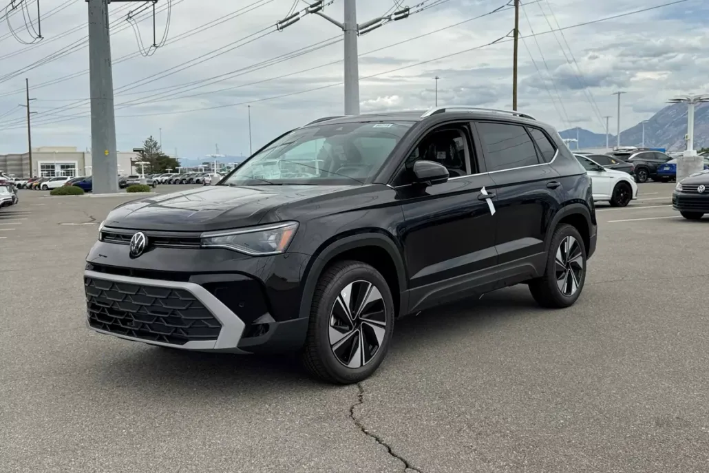 2025 Volkswagen Taos SE photo 1