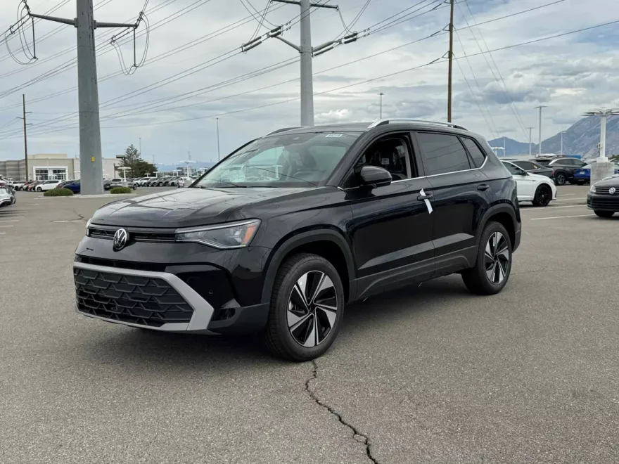 2025 Volkswagen Taos SE photo 1
