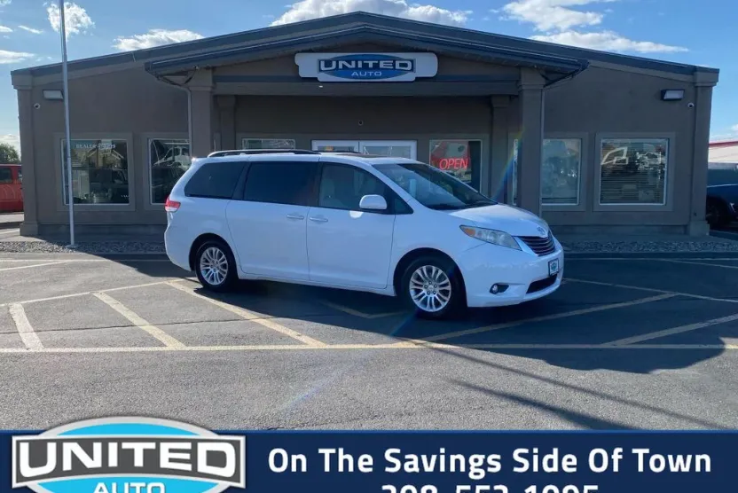 2011 Toyota Sienna photo 1