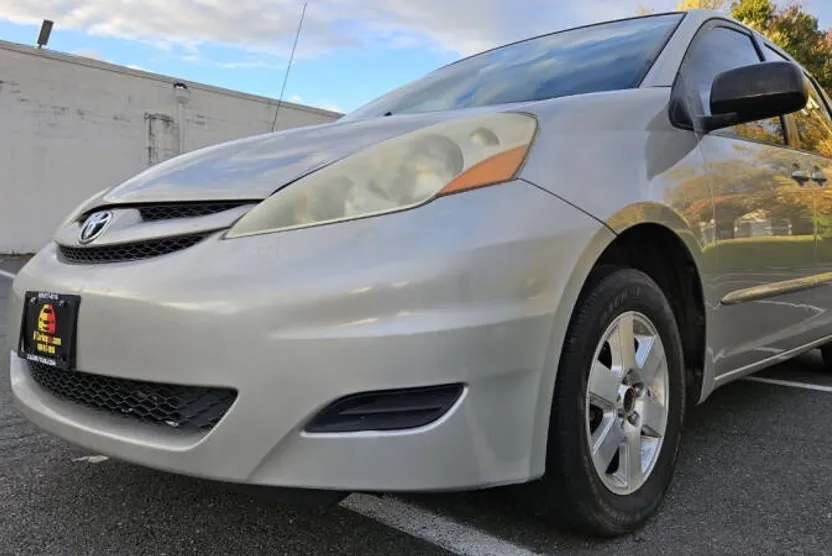 2006 Toyota Sienna LE photo 1
