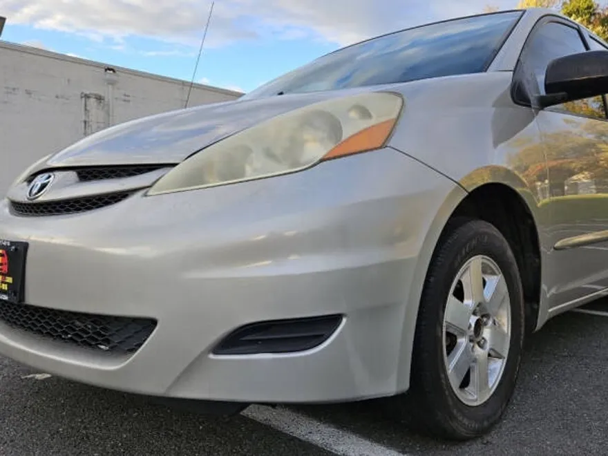 2006 Toyota Sienna LE photo 1