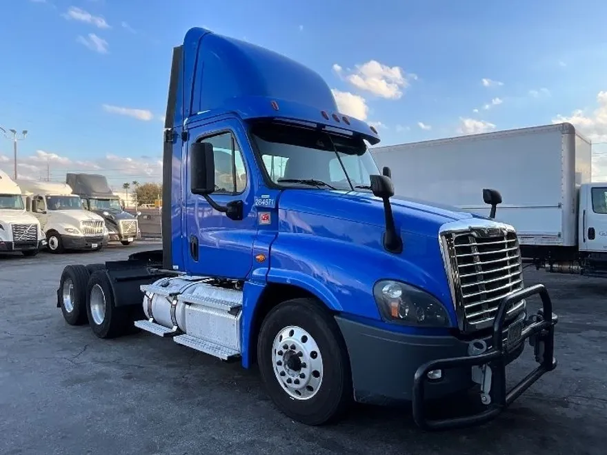 2020 Freightliner Cascadia 125" Sleeper Cab photo 1