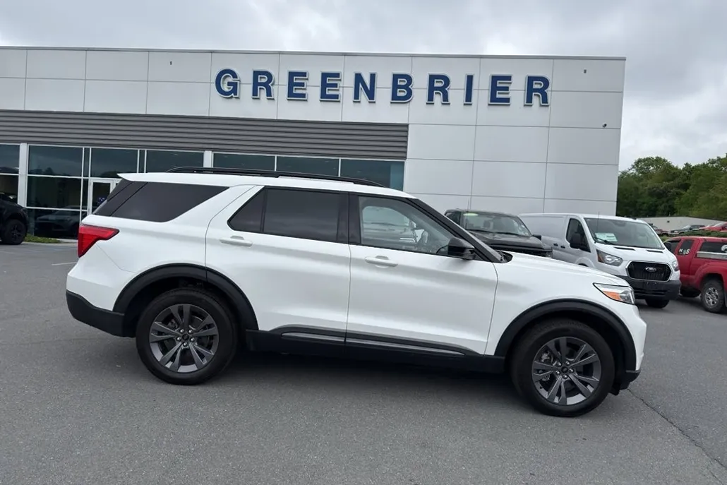 2023 Ford Explorer XLT photo 1