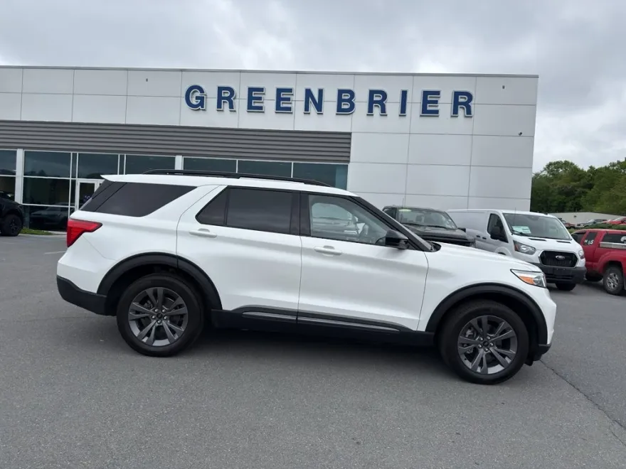 2023 Ford Explorer XLT photo 1