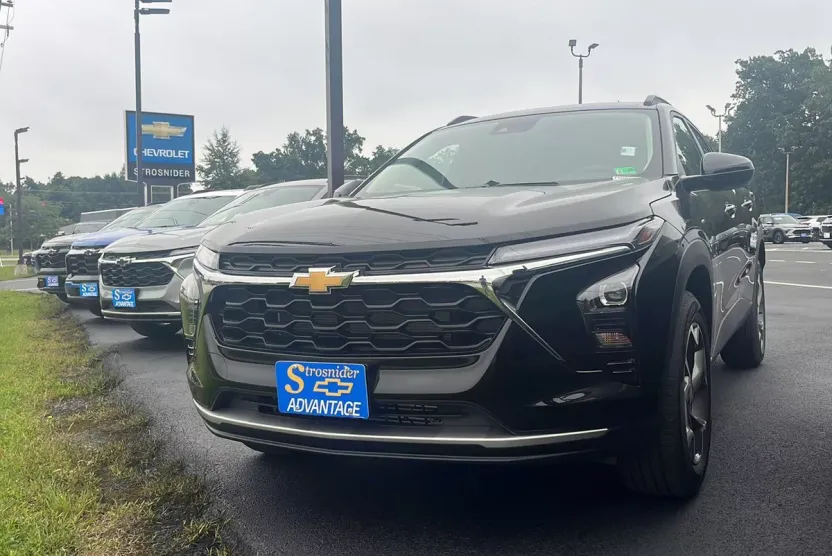 2025 Chevrolet Trax LT photo 1