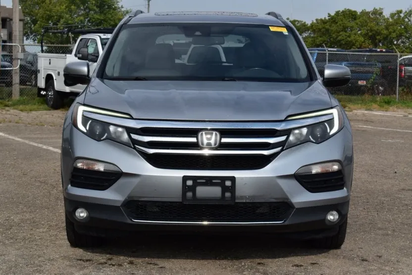2017 Honda Pilot Touring photo 1