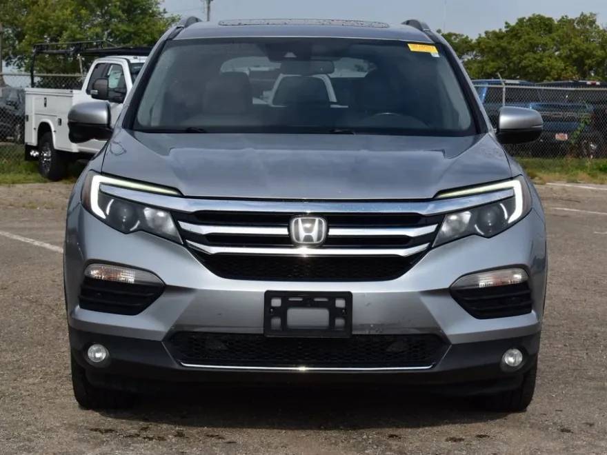 2017 Honda Pilot Touring photo 1