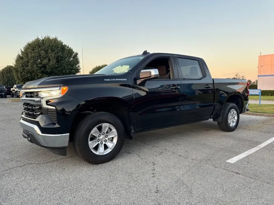 2025 Chevrolet Silverado 1500 LT photo 1