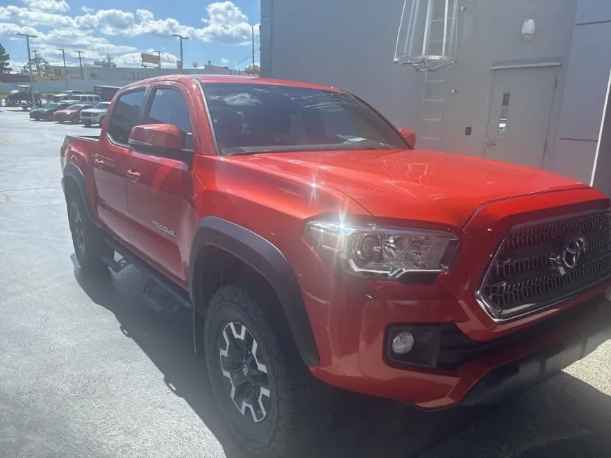 2017 Toyota Tacoma TRD Off-Road 4x4 photo 1