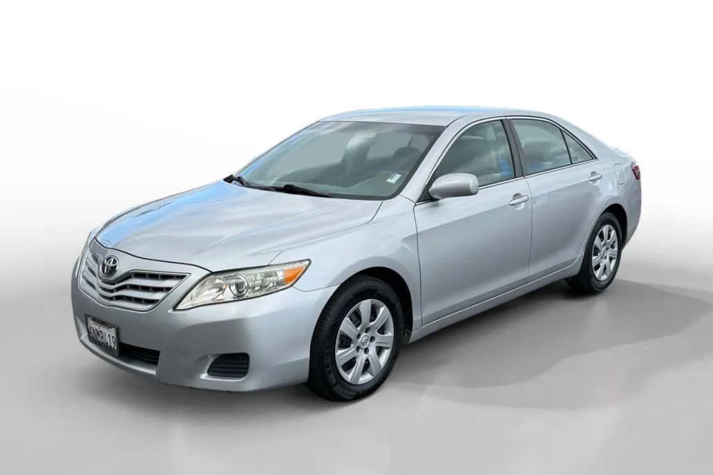 2011 Toyota Camry LE photo 1
