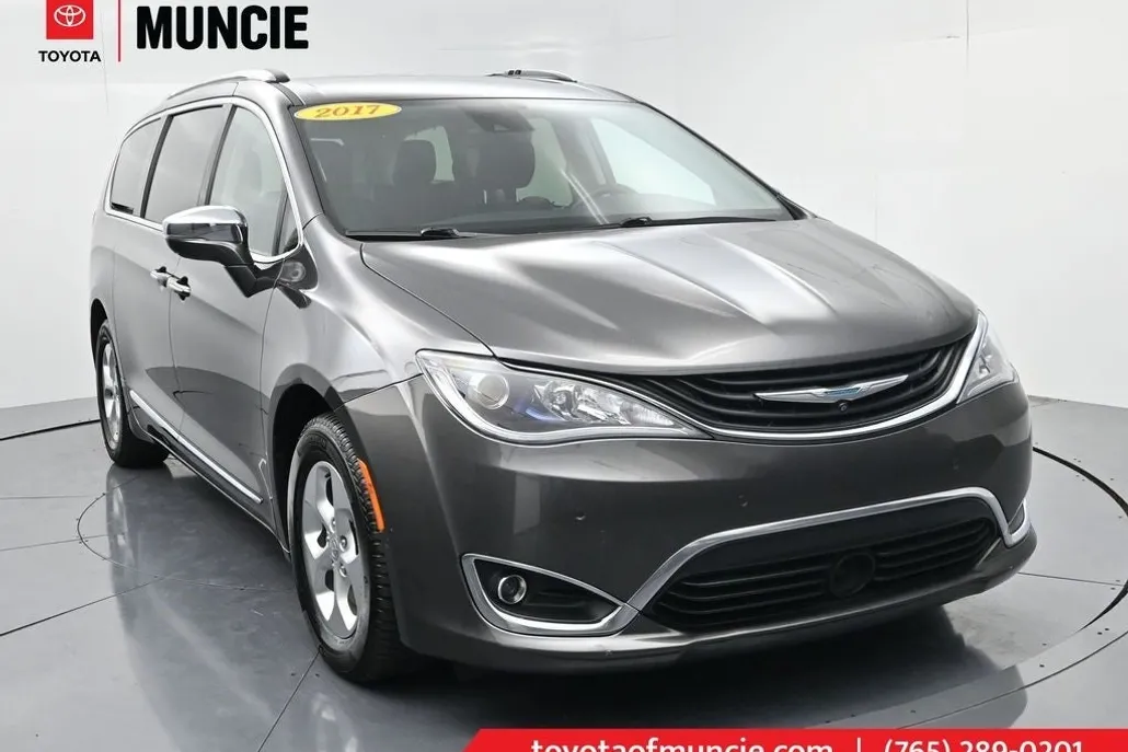 2017 Chrysler Pacifica photo 1