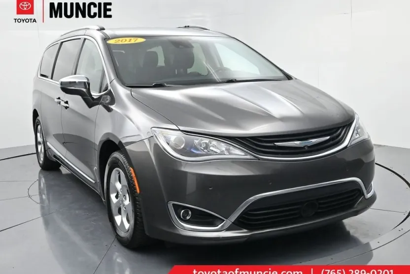 2017 Chrysler Pacifica photo 1