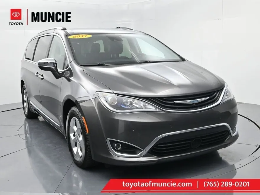 2017 Chrysler Pacifica photo 1