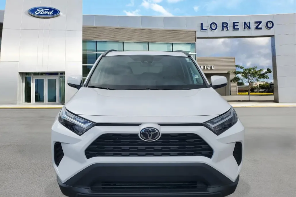 2022 Toyota RAV4 XLE photo 1
