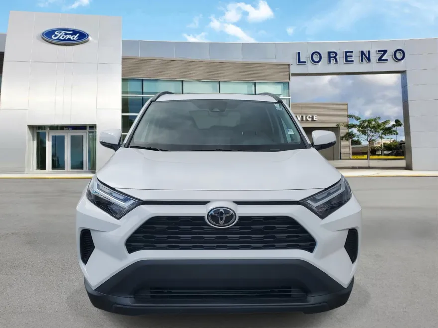 2022 Toyota RAV4 XLE photo 1