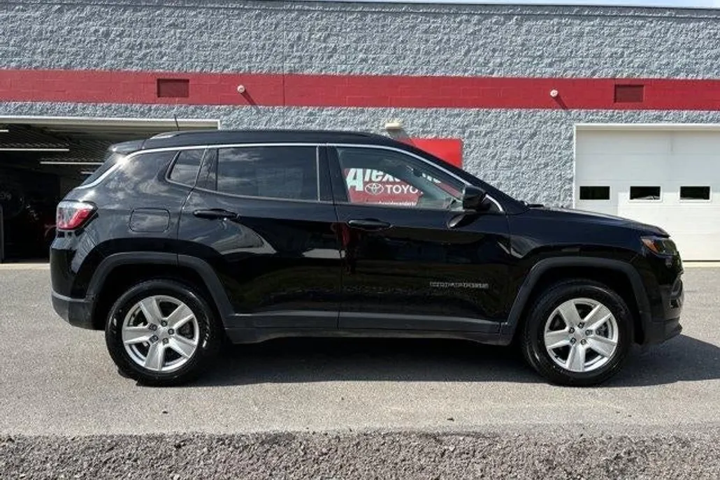 2022 Jeep Compass Latitude photo 1