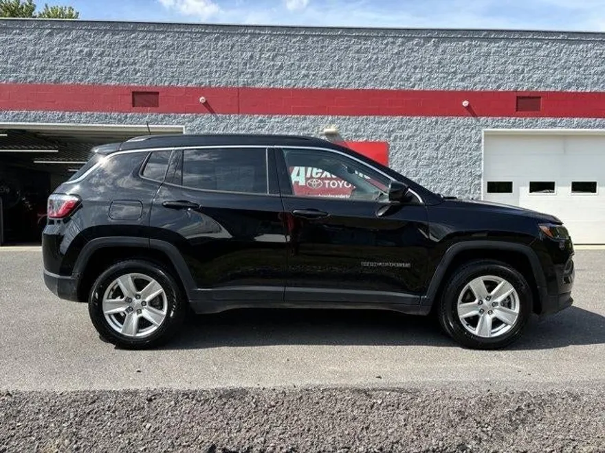 2022 Jeep Compass Latitude photo 1