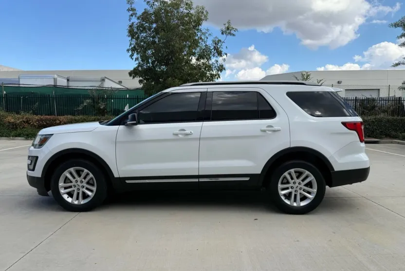 2017 Ford Explorer XLT Sport photo 1