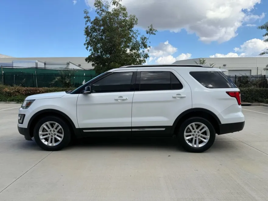 2017 Ford Explorer XLT Sport photo 1
