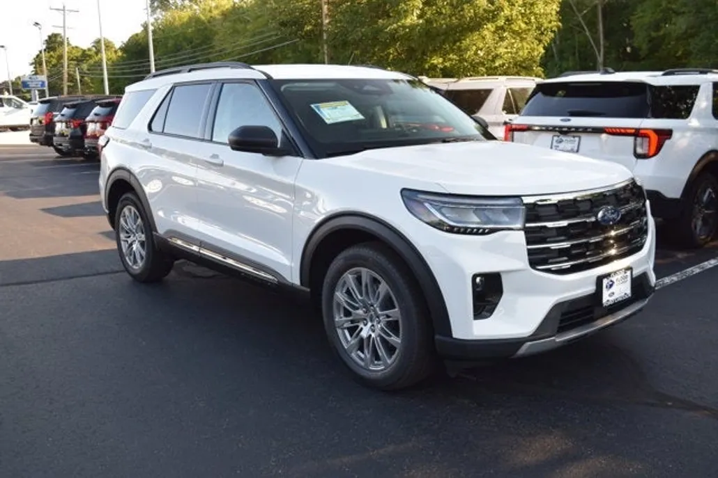 2025 Ford Explorer photo 1