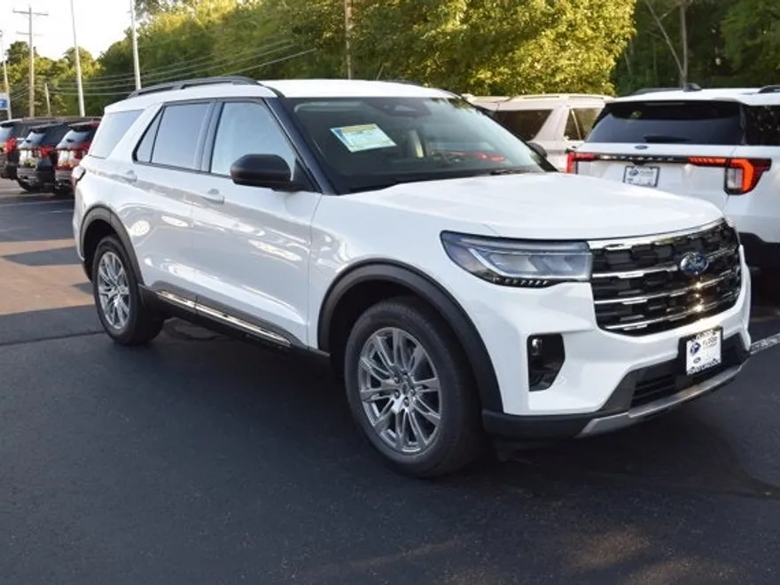 2025 Ford Explorer photo 1