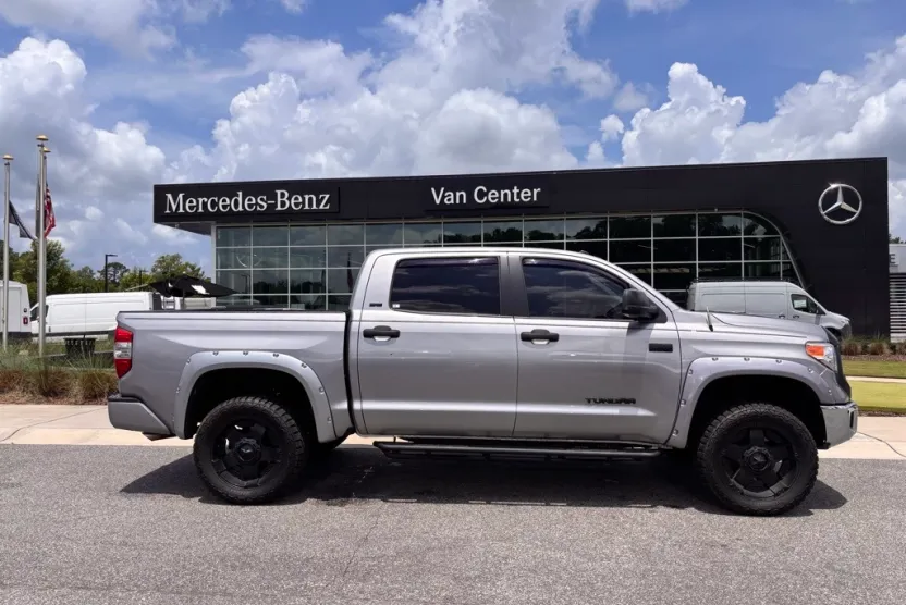 2016 Toyota Tundra SR5 photo 1