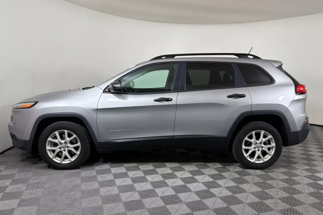 2017 Jeep Cherokee Sport photo 1