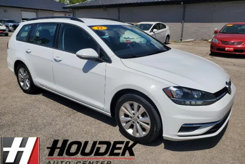 2019 Volkswagen Golf SportWagen 4Motion S photo 1