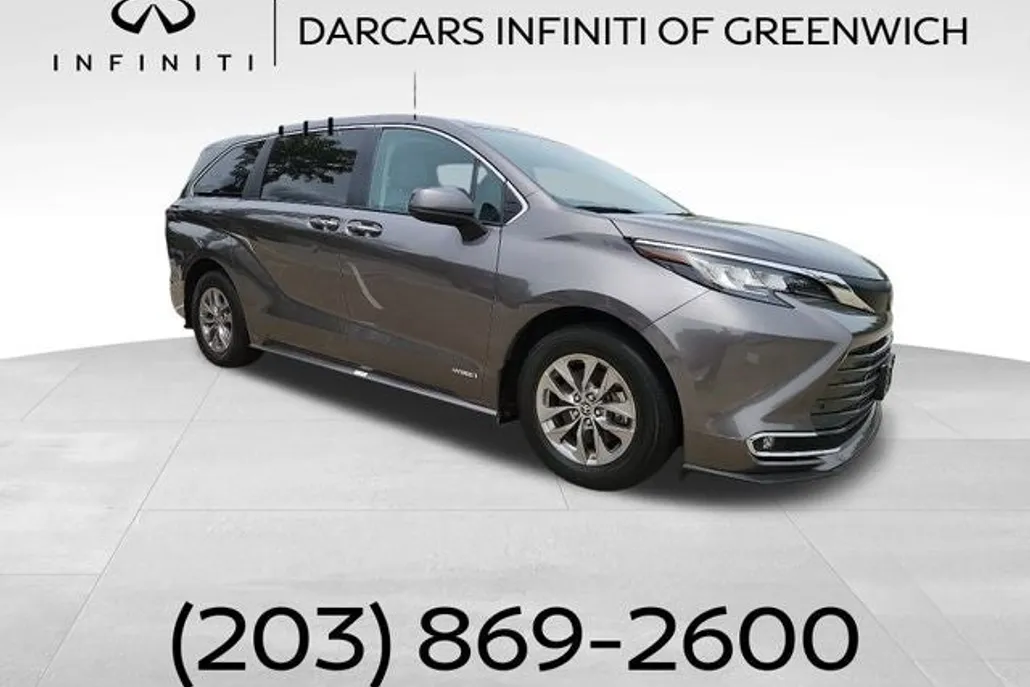 2021 Toyota Sienna XLE photo 1