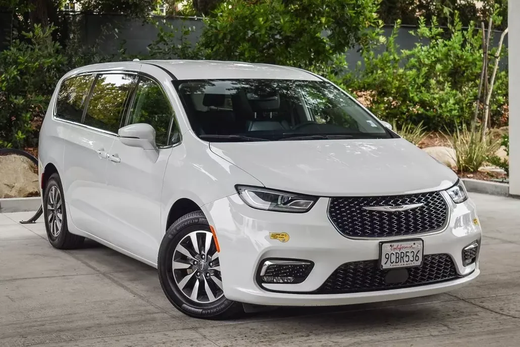 2022 Chrysler Pacifica Hybrid Touring L photo 1