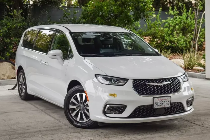 2022 Chrysler Pacifica Hybrid Touring L photo 1