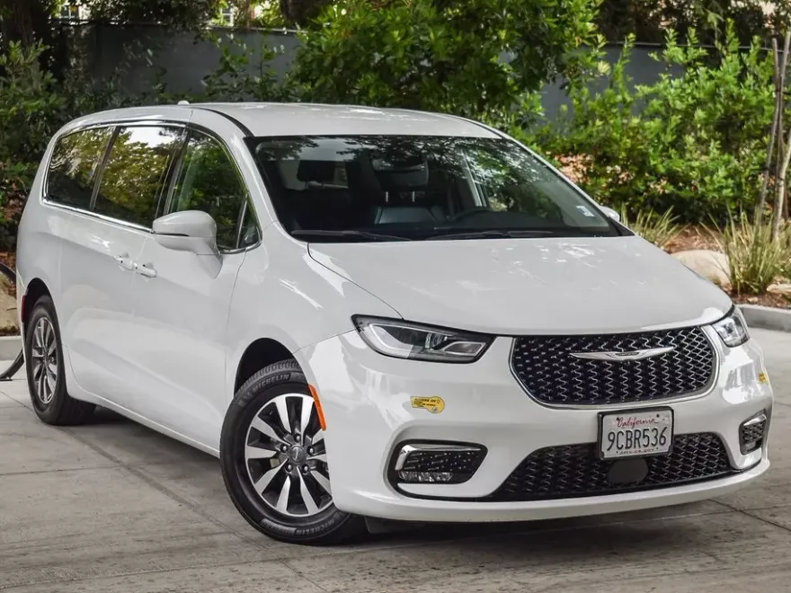 2022 Chrysler Pacifica Hybrid Touring L photo 1