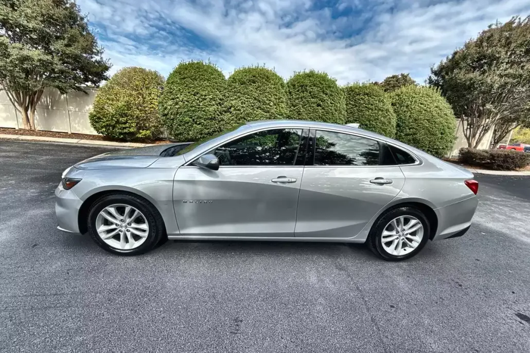 2018 Chevrolet Malibu 1LT photo 1