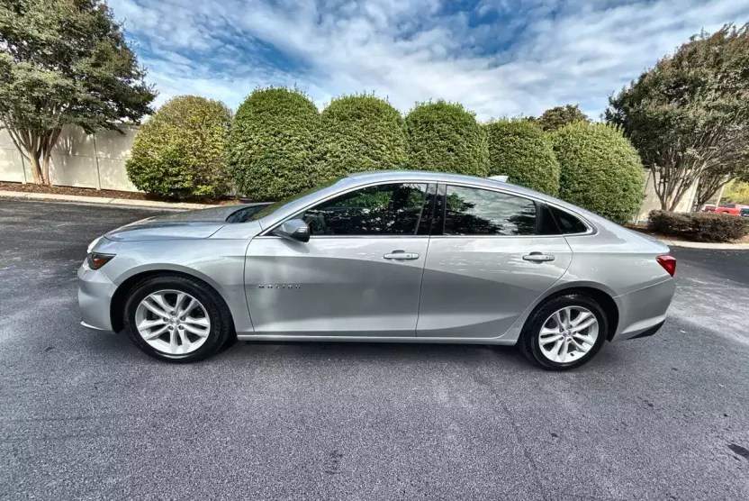 2018 Chevrolet Malibu 1LT photo 1