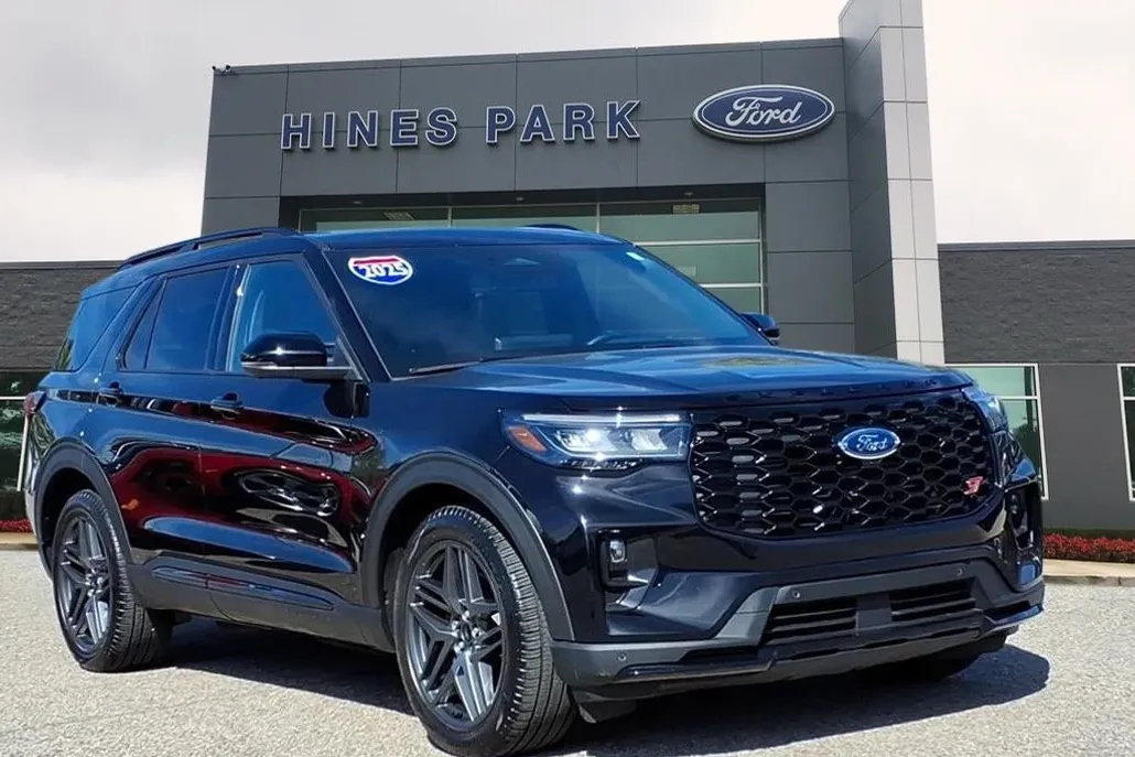 2025 Ford Explorer ST photo 1