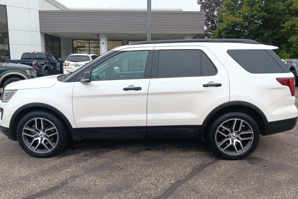 2018 Ford Explorer Sport photo 1