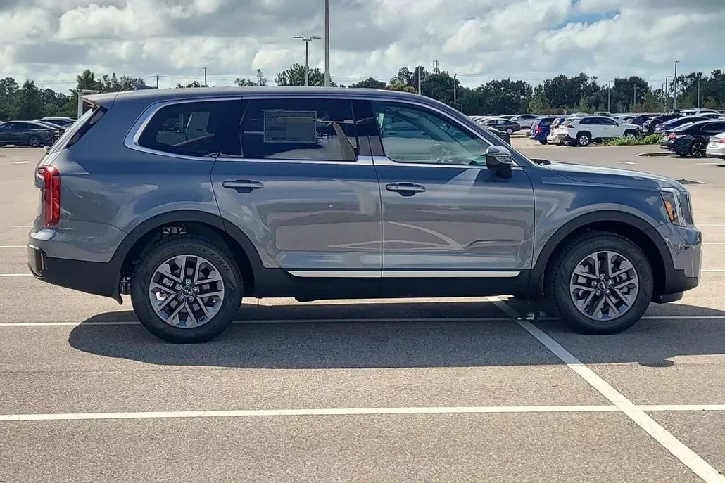 2025 Kia Telluride LX photo 1