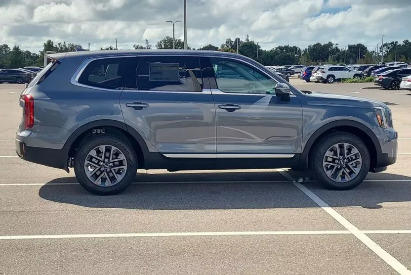 2025 Kia Telluride LX photo 1