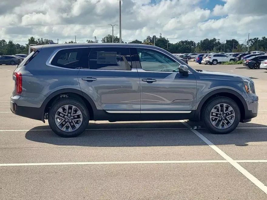 2025 Kia Telluride LX photo 1