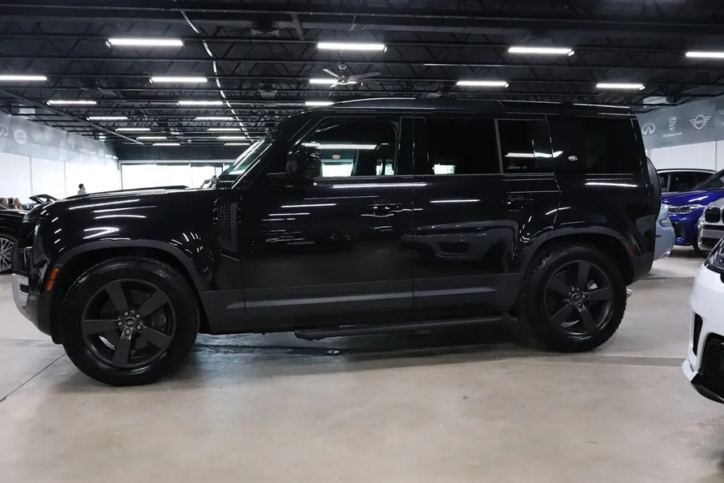 2024 Land Rover Defender 110 V8 SE photo 1