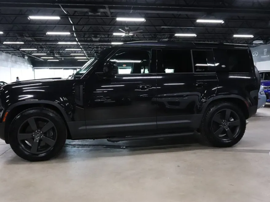2024 Land Rover Defender 110 V8 SE photo 1