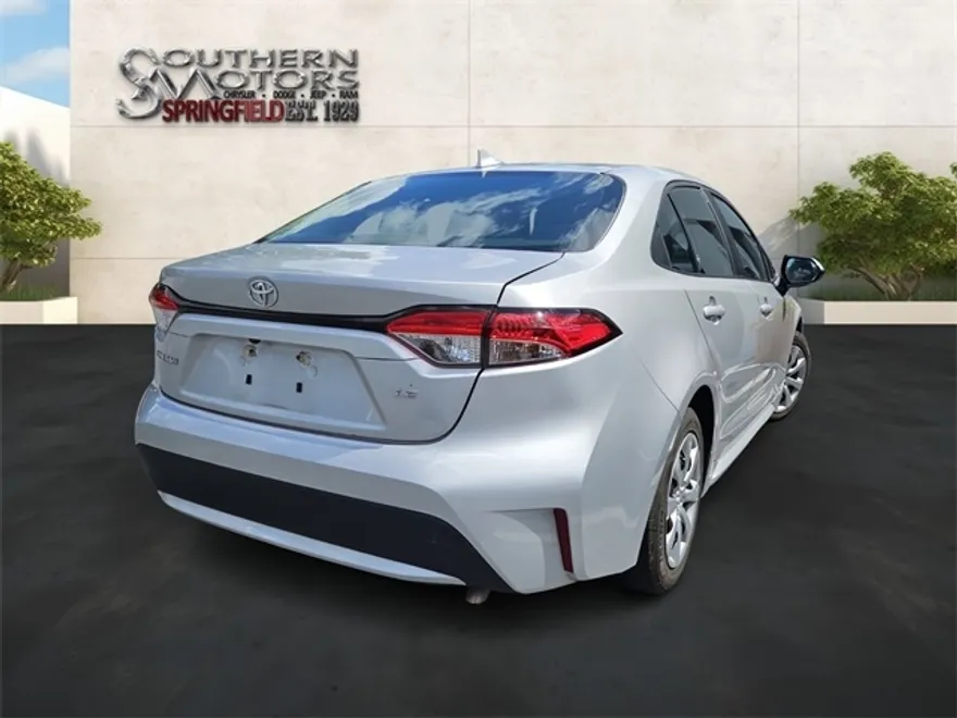 2022 Toyota Corolla LE photo 1