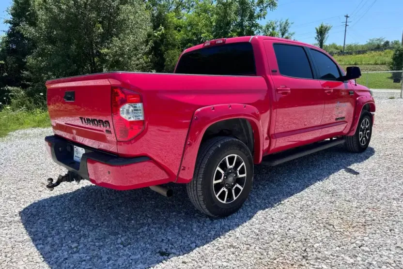 2016 Toyota Tundra CrewMax SR5 photo 1
