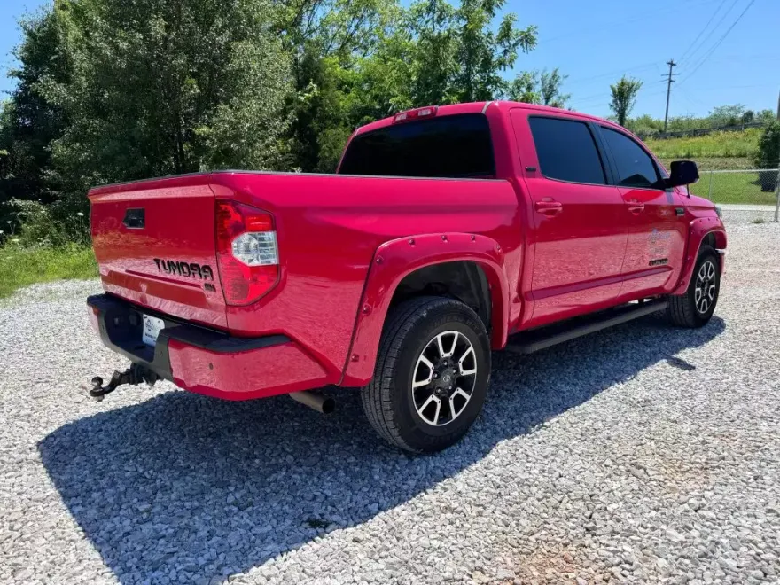 2016 Toyota Tundra CrewMax SR5 photo 1